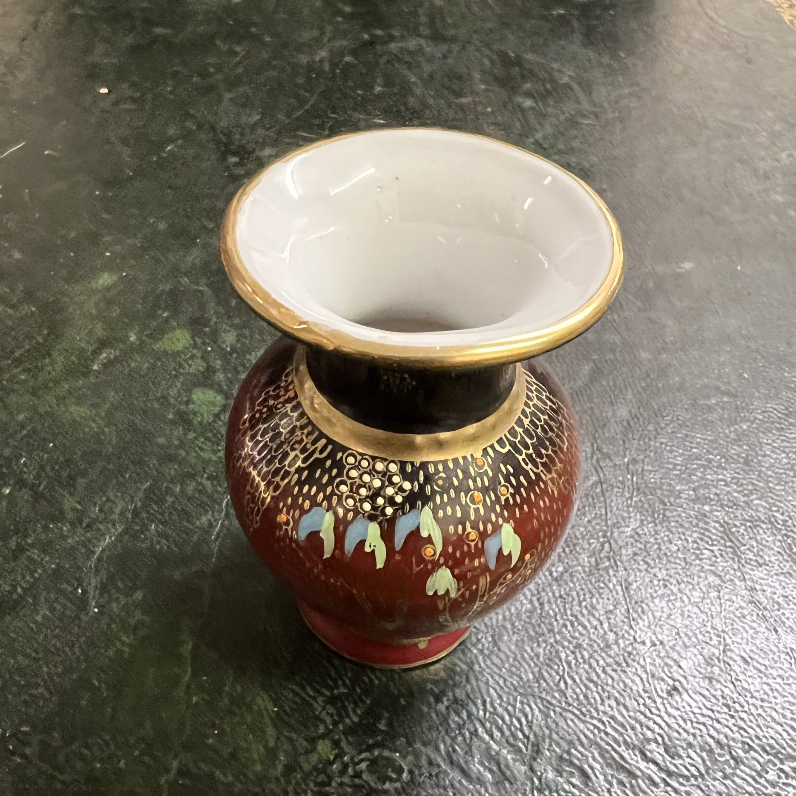A small Japanese vase South Perth Antiques & Collectables