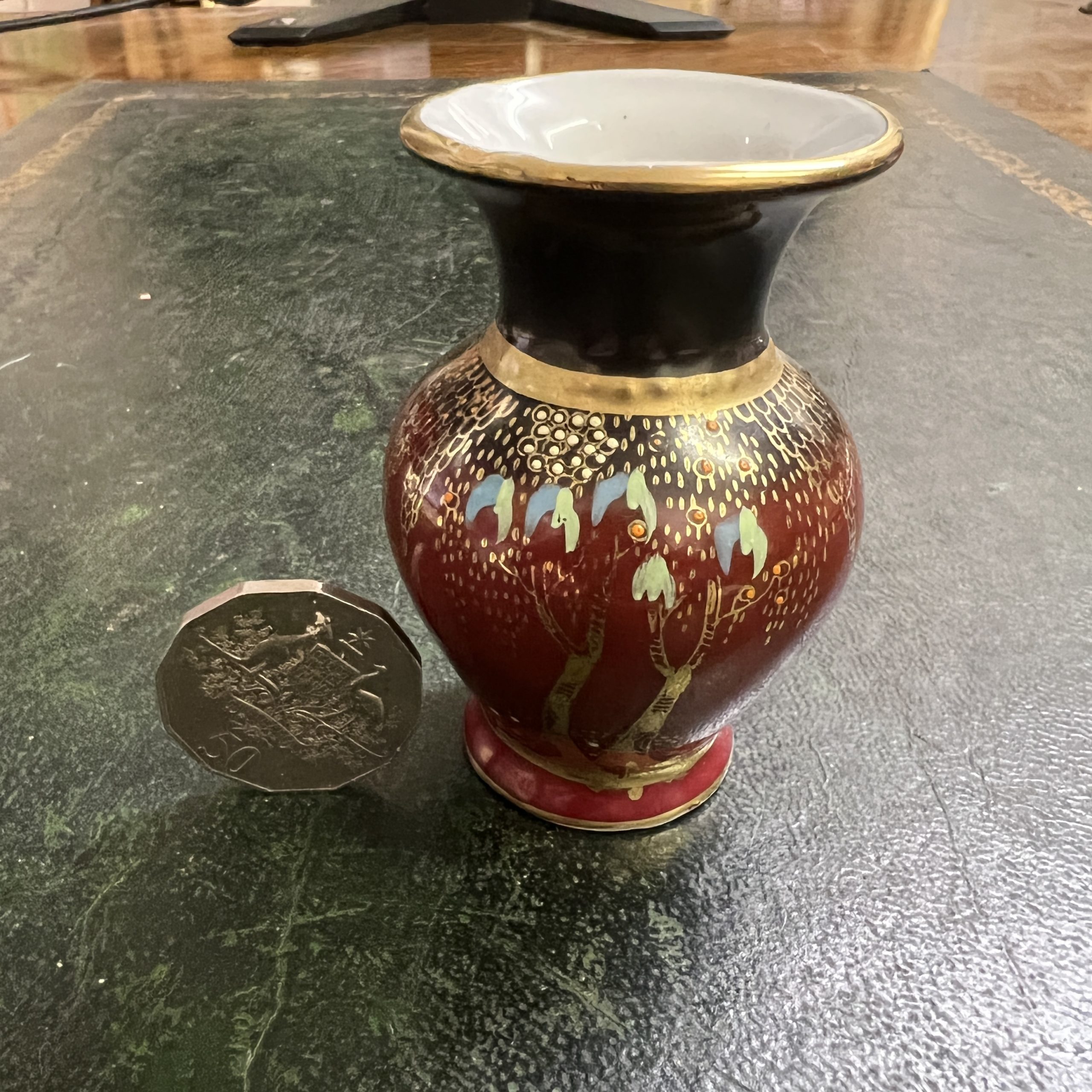 A small Japanese vase South Perth Antiques & Collectables